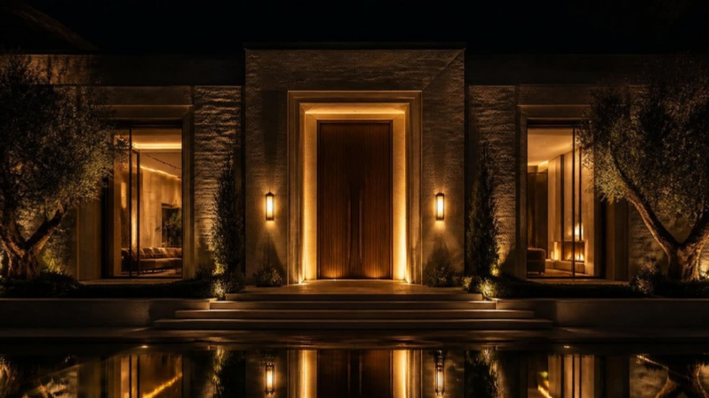 Fachada de una residencia de lujo iluminada de noche